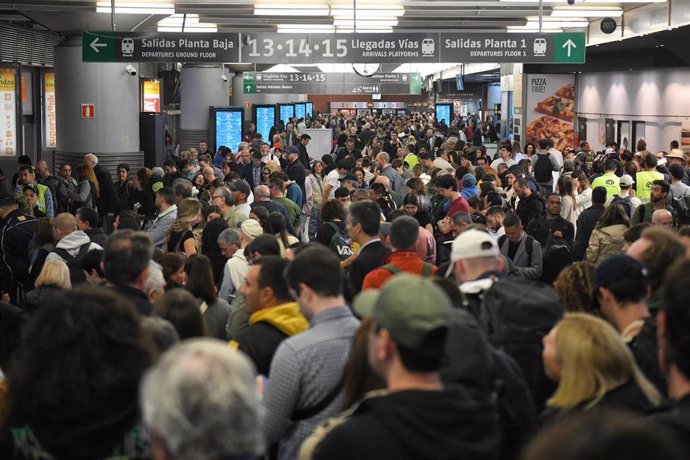 Decenas de personas esperan en la estación de Atocha-Almudena Grandes, a 5 de mayo de 2025, en Madrid (España). La circulación desde Madrid a Andalucía se reanuda progresivamente a partir de las 9.30 horas de hoy, después de que ayer, 4 de mayo, se produj