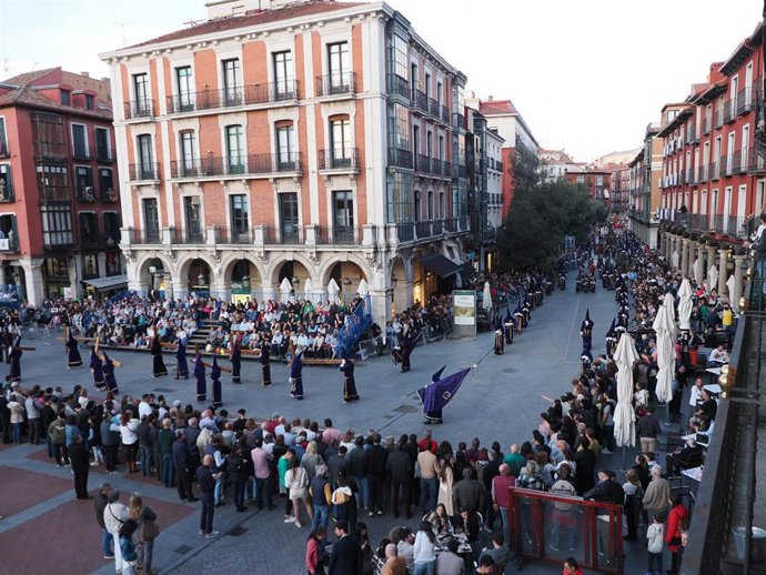 Archivo - Nazarenos y cofrades durante la Procesión General de la Sagrada Pasión del Redentor, a 7 de abril de 2023, en Valladolid, Castilla y León (España). 