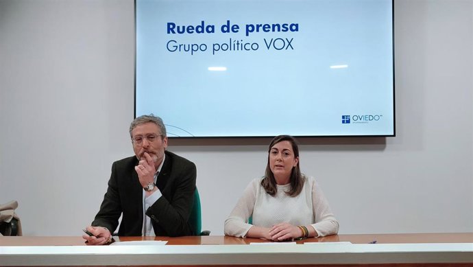 La portavoz de Vox en el Ayuntamiento de Oviedo, Sonsoles Peralta, y el diputado en la JGPA Javier Jové en rueda de prensa.