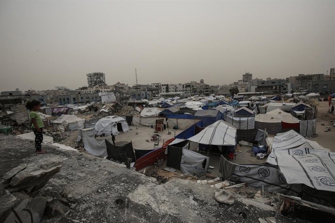 30 de abril de 2025, Territórios Palestinos, Gaza: Palestinos caminham em meio à poeira durante uma tempestade de areia na Cidade de Gaza. A agência de alimentos da ONU, uma das principais fornecedoras de assistência alimentar no território palestino siti