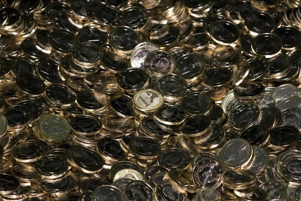Archivo - Monedas de 1 euro.