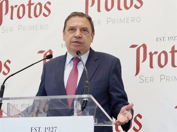El ministro de Agricultura, Luis Planas, durante su intervención en la inauguración de la bodega.