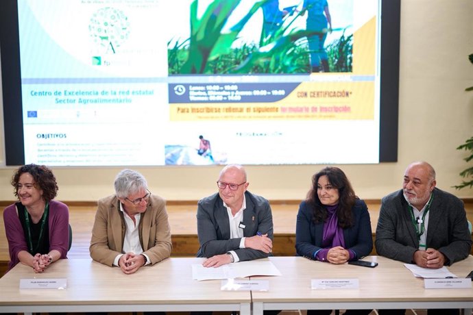 El consejero de Educación, Carlos Gimeno, y a su izda. Paz Sánchez Martínez, directora general de Planificación, Innovación y Gestión de la Información Profesional del Ministerio de Educación, en la apertura de las jornadas