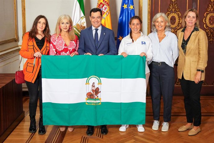 Archivo - El presidente de la Junta de Andalucía, Juanma Moreno, (3i) acompañado por la deportista Macarena Bohórquez (3d) y  la consejera de Cultura y Deporte, Patricia del Pozo (2i), con deportistas andaluzas.