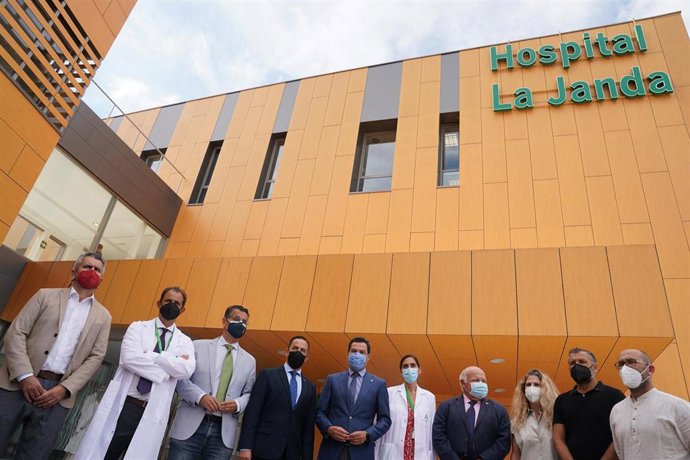Archivo - El presidente de la Junta de Andalucía, Juanma Moreno (c), visita el Hospital de La Janda. a 01 de septiembre 2021 en  Vejer de la Frontera (Cádiz). ARCHIVO.