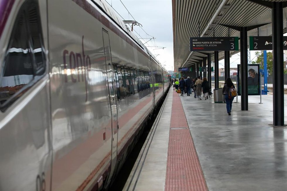 Pasajeros de trenes Renfe efectúan el embarque con regularidad tras el robo de cable de línea efectuado el pasado 4 de mayo, a 5 de mayo de 2025, en Toledo, Castilla-La Mancha (España). Renfe ha aumentado a 30 los trenes afectados con 10.700 viajeros qu