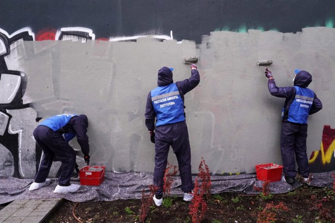 Archivo - Los primeros grafiteros 'cazados' ya han realizado 1.228 horas de trabajo en sustitución de multas y limpiado 2.625 m2