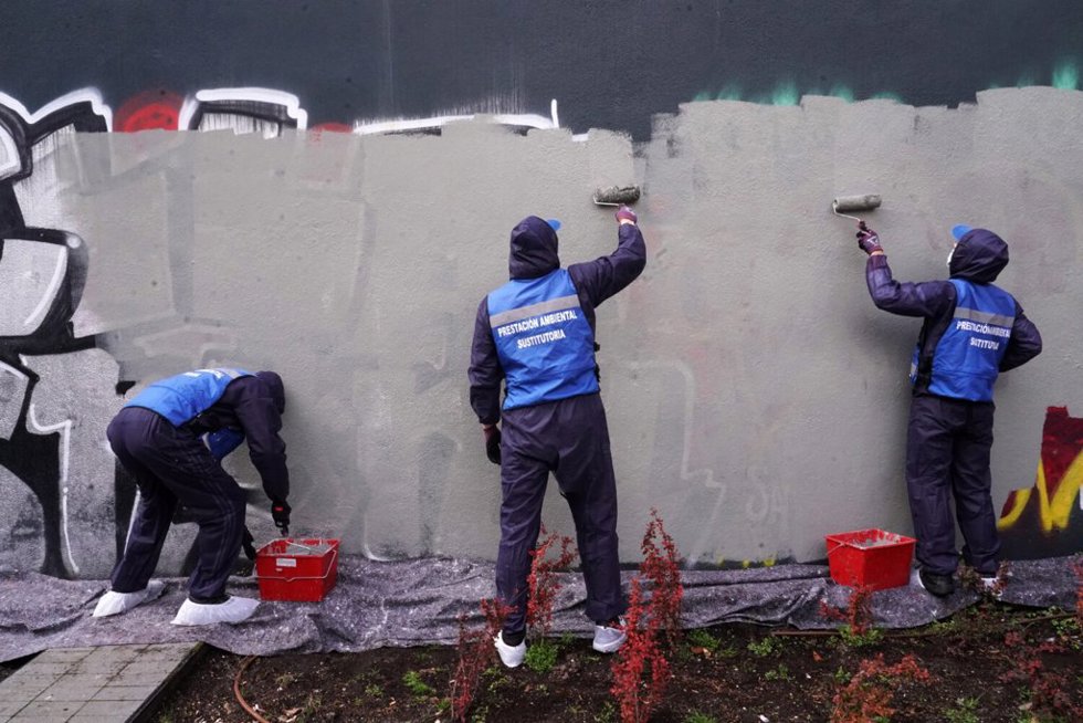 Archivo - Los primeros grafiteros 'cazados' ya han realizado 1.228 horas de trabajo en sustitución de multas y limpiado 2.625 m2