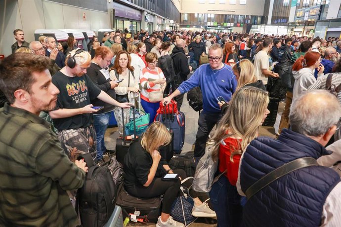 Caos de viajeros en la estación de Santa Justa debido al retraso por el robo de cables de trenes.