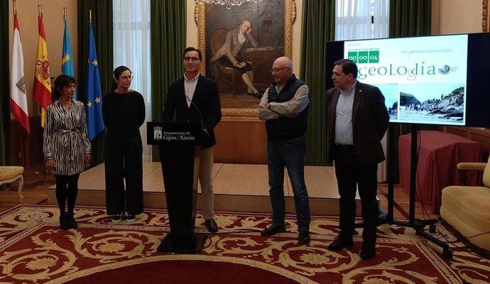 Presentación de las rutas del concejal 'Geolodía', en el Ayuntamiento gijonés.