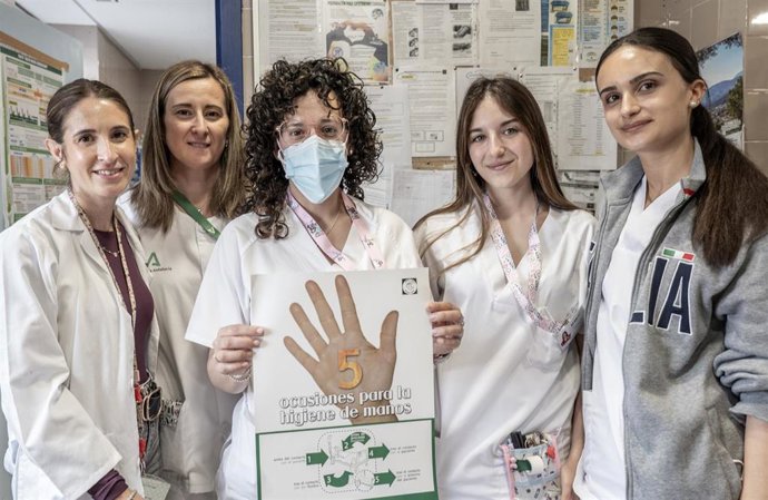 Profesionales del Hospital de Jaén muestran cartelería sobre higiene de manos.