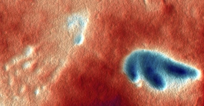 Mapa de profundidad en falso color que revela la forma y la presión de cada paso, mostrando que estas criaturas soportaban más peso en sus manos mientras caminaban.