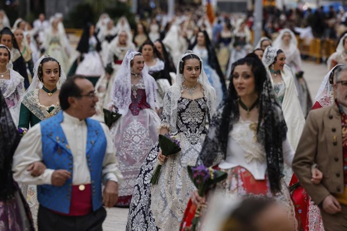Archivo - Imagen de archivo de falleras y falleros durante la ofrenda a la Virgen de los Desamparados en las Fallas 2025. 