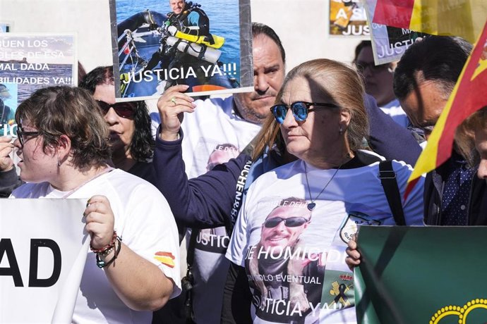 Archivo - Concentración en la Comandancia de la Guardia Civil de Cádiz en recuerdo de los dos agentes fallecidos por una narcolancha en 2024, convocado por la plataforma Nuestro corazón por bandera. ARCHIVO.