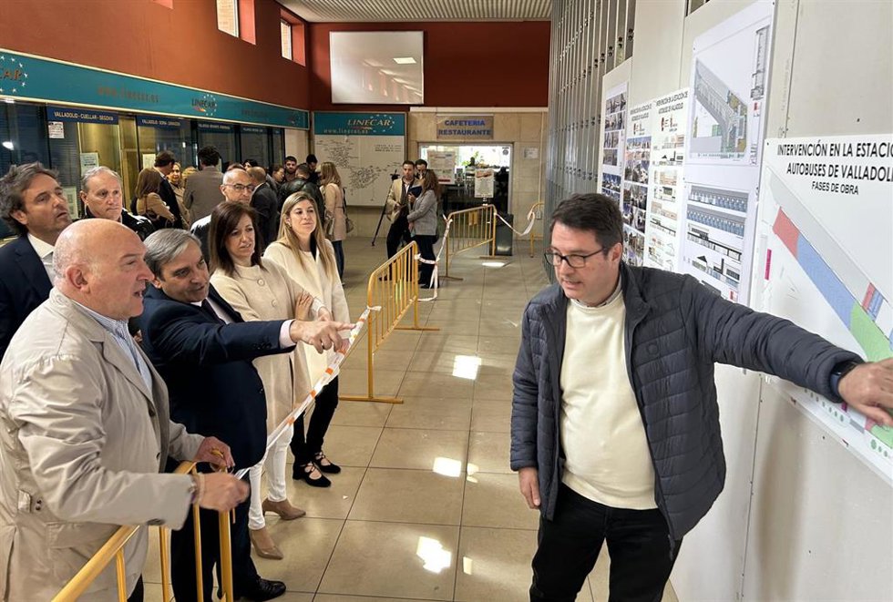 El arquitecto Fernando Liébana detalla los planes de la intervención en la estación de autobuses de Valladolid al alcalde, Jesús Julio Carnero (izquierda en primer término) y el consejero de Movilidad y Transformación Digital, José Luis Sanz Merino.