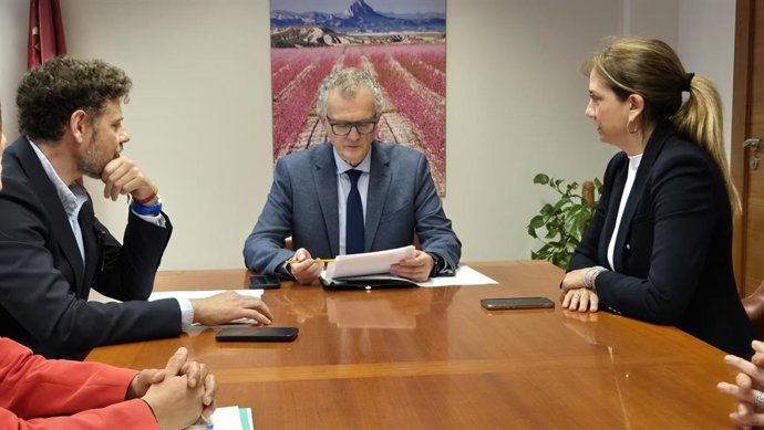El consejero de Salud, Juan José Pedreño, y la alcaldesa de Archena, Patricia Fernández, mantienen una reunión de trabajo