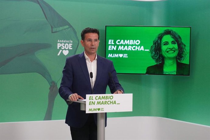 El portavoz del PSOE-A, Francisco Cuenca, en rueda de prensa en Sevilla.