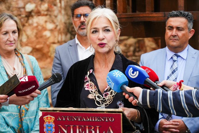 Visita de la consejera de Cultura y Deporte, Patricia del Pozo, a las obras del Castillo de Niebla (Huelva).