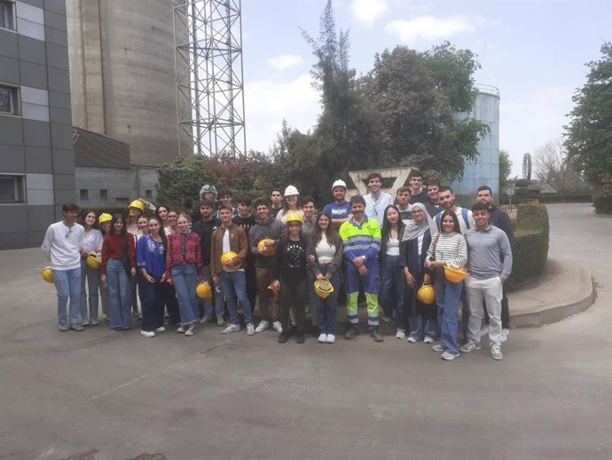 Estudiantes de Ingeniería Civil y de Materiales de la US.