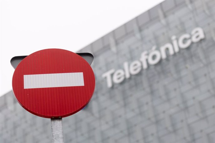 Archivo - Una señal de prohibido frente a la sede de Telefónica, a 28 de noviembre de 2023, en Madrid (España). Telefónica ha trasladado a los sindicatos mayoritarios (UGT, CCOO y Sumados-Fetico) la propuesta de aplicar un Expediente de Regulación de Empl