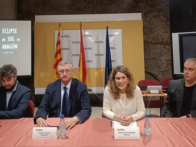 El consejero de Medio Ambiente y Turismo, Manuel Blasco, y la gerente de Turismo de Aragón, María Jesús Gimeno, junto a responsables de Astro-Ándalus.