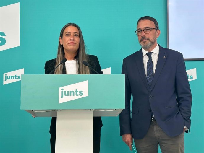 A porta-voz da Junts no Congresso, Míriam Nogueras, com o porta-voz do partido, Josep Rius.