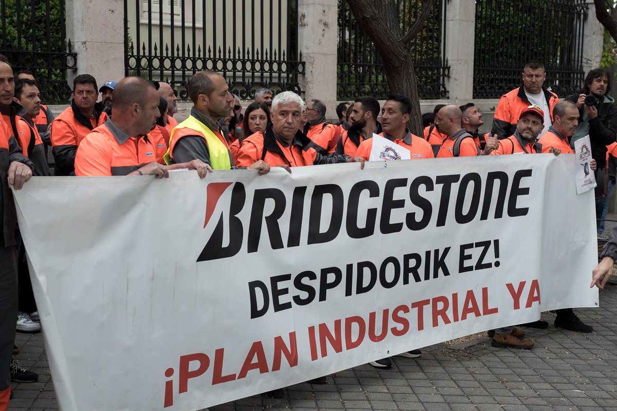 Trabajadores de Bridgestone se concentran frente a la embajada de Japón contra el ERE