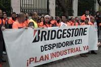 Trabajadores de Bridgestone se concentran frente a la embajada de Japón contra el ERE que afecta a Euskadi y Cantabria
