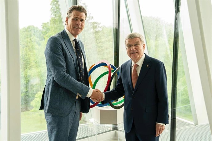 El exnadador estadounidense Gary Hall Jr junto al presidente del COI Thomas Bach