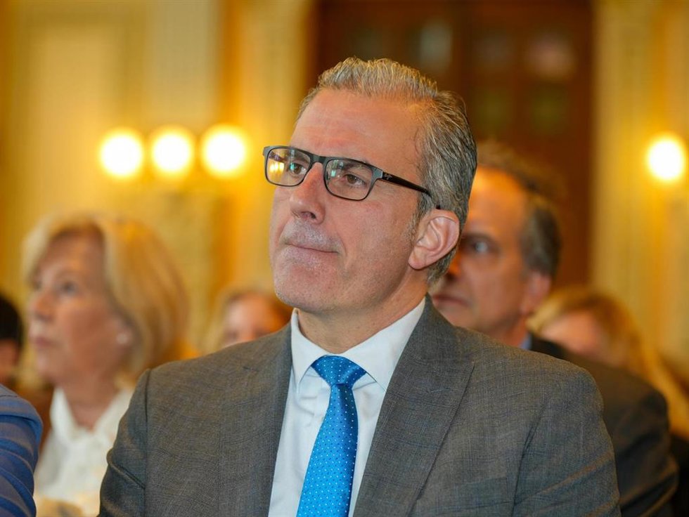 El portavoz de VOX en el Ayuntamiento de Madrid, Javier Ortega Smith, durante la presentación del último libro del historiador y profesor de la Universidad de Valladolid, Javier Burrieza, a 5 de mayo de 2025, en Valladolid, Castilla y León (España). 