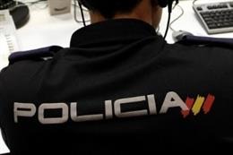 Archivo - Un agente de la Policía Nacional 