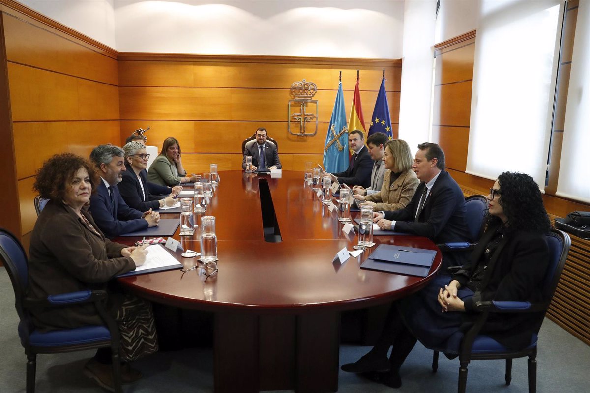 El Ejecutivo autoriza la prórroga del convenio con Adif y Langreo para la integración de la línea ferroviaria