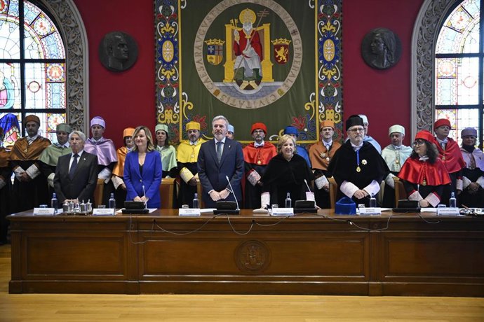 La nueva rectora magnífica de la Universidad de Zaragoza, Rosa Bolea, durante su acto de investidura, con la ministra de Educación , FP y Deporte, Pilar Alegría; y el presidente del Gobierno de Aragón, Jorge Azcón.