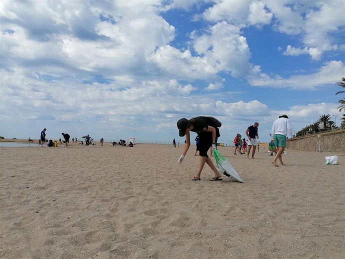 Jornada de limpieza en las playas en el marco de la campaña Let's Clean Europe