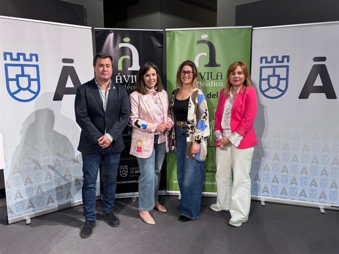 Un momento de la firma del convenio.