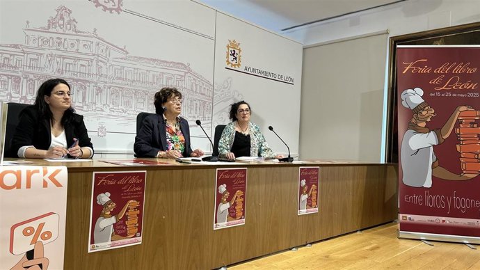 La concejala de Acción y Promoción Cultural de León, Elena Aguado (centro); la presidenta de la Asociación de Libreros de León, Sandra Llamas (derecha) y la secretaria de la organización, Cristina Barrientos (izquierda) durante la presentación de la Feria
