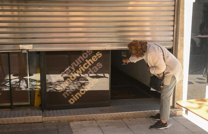 Un comercio de Santander cierra ante el apagón