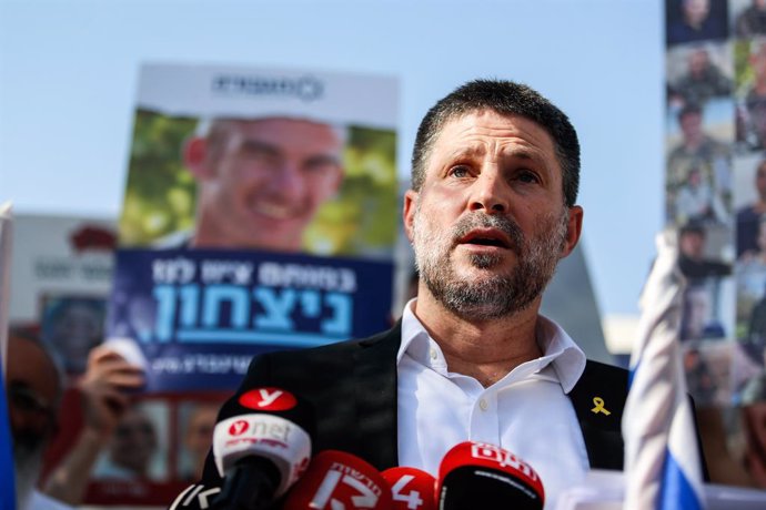Archivo - June 3, 2024, West Jerusalem, Israel: Israel's Finance Minister Bezalel Smotric addresses the relatives of Israelis being held hostage during the rally. Relatives and friends of Israelis held hostage by Palestinian Hamas militants in the Gaza St
