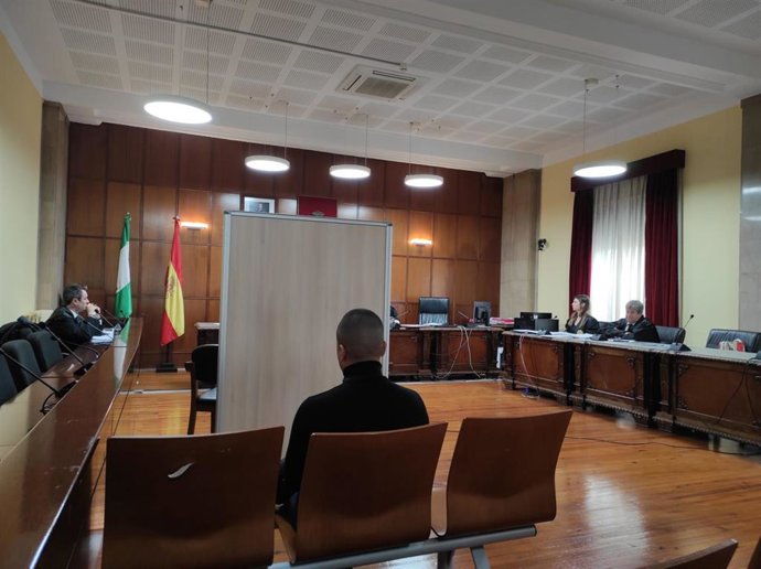 El acusado frente al biombo que ha protegido a la menor durante su declaración