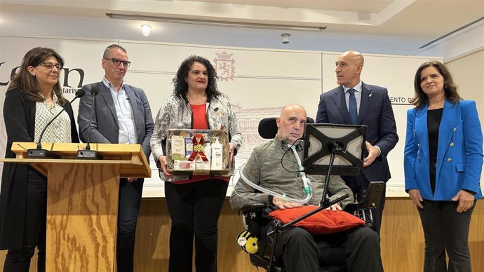 El empresario Urbano González Escapa (tercero por la izquierda) durante el acto de entrega de Premio a la Labor por el Comercio Justo en León.