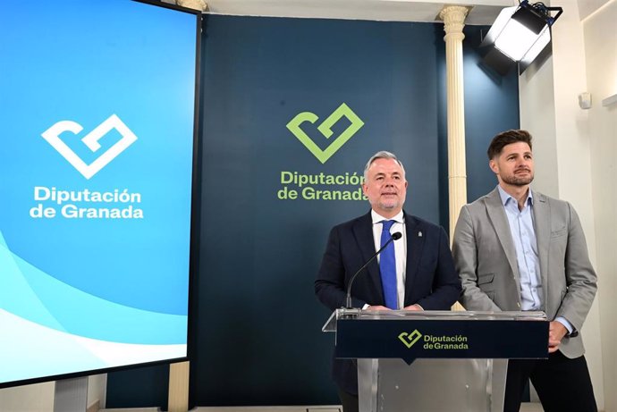 El portavoz del equipo de gobierno de la Diputación de Granada, Nicolás Navarro, y el diputado de Deportes e Instalaciones Deportivas, Eric Escobedo.