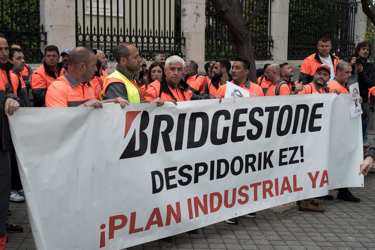 Trabajadores de Bridgestone se concentran frente a la embajada de Japón para protestar contra el ERE