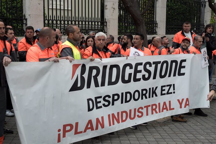 Varios trabajadores de Bridgestone con una pancarta durante una concentración en Madrid  frente a la Embajada de Japón.