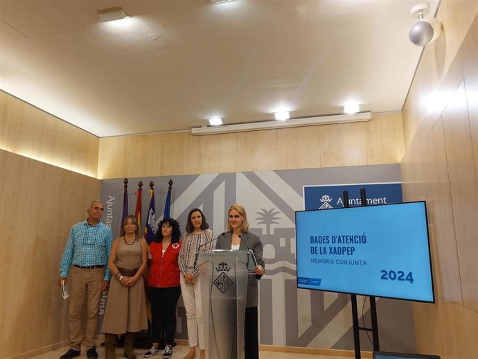 La regidora de Servicios Sociales, Educación, Participación Ciudadana, Juventud e Igualdad del Ayuntamiento de Palma, Lourdes Roca, presenta los datos de la memoria de 2024 de la XADPEP