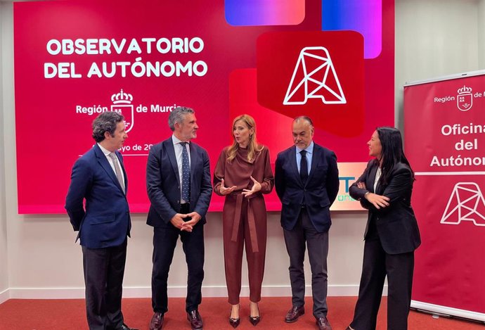 La consejera de Empresa, Empleo y Economía Social, Marisa López Aragón, junto con el secretario general de ATA, José Luis Perea, durante la presentación del Observatorio del Autónomo.
