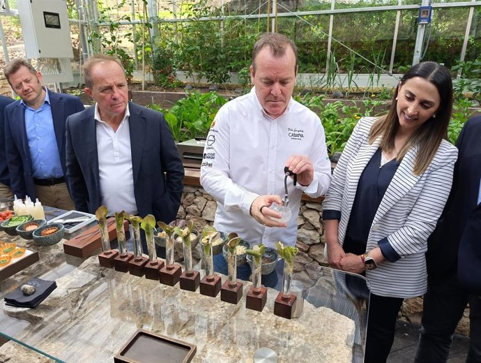 La consejera Sara Rubira junto al chef Pablo González Conejero en el Living Lab del restaurante La Cabaña