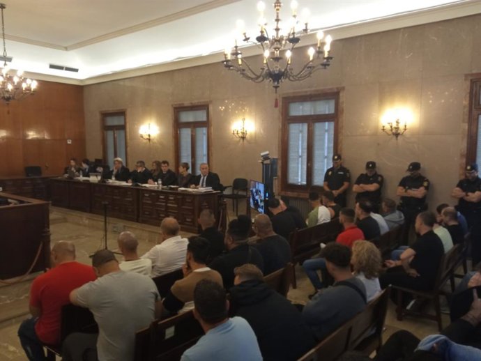 Varios de los acusados, en una de las salas de la Audiencia Provincial.
