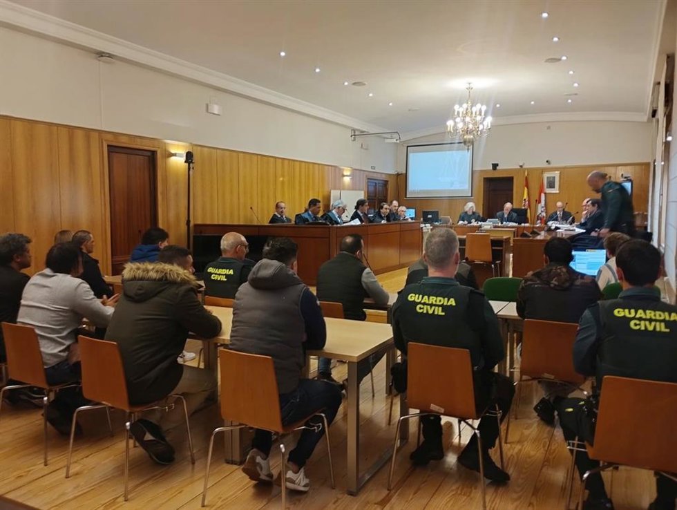 Doce de los catorce encausados por la trama de préstamos bucodentales pactan condenas que suman 17,5 años de cárcel.
