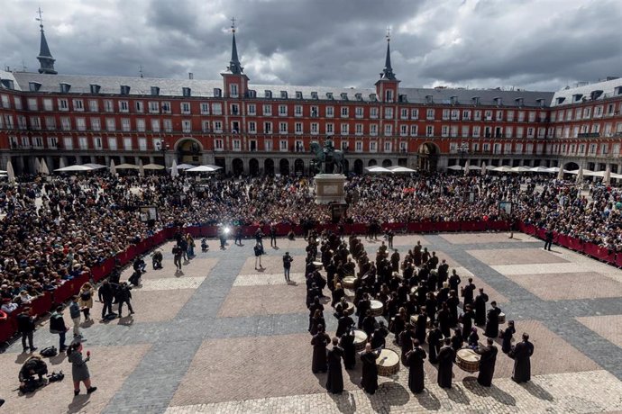 Decenas de personas participan en la Tamborrada de Resurrección, en la Plaza Mayor