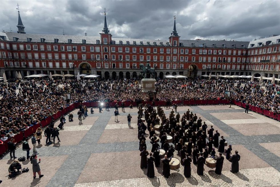 Decenas de personas participan en la Tamborrada de Resurrección, en la Plaza Mayor